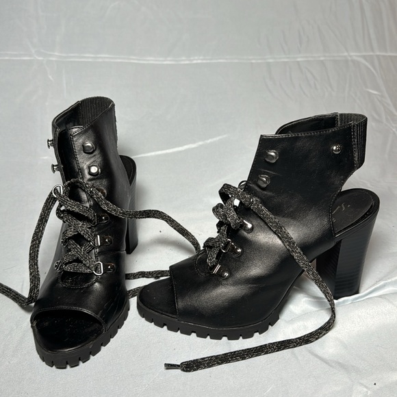 Black Vera Wang Heel - Picture 4 of 4